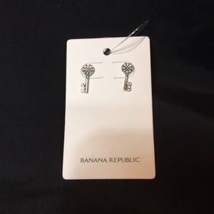 🇺🇸Banana Republic key earrings in silver